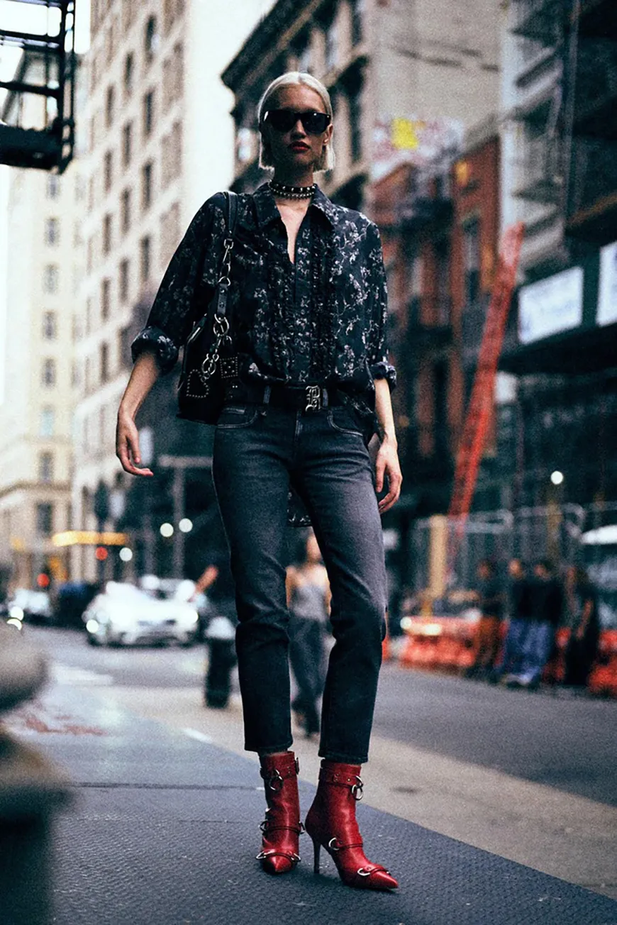 Boutique77 - חולצה Shredded Seam Ruffle – R13WR478R669B – floral-on-black – 1